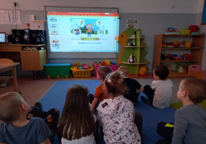 Dzieci z grupy 3-4 latków oglądające prezentację